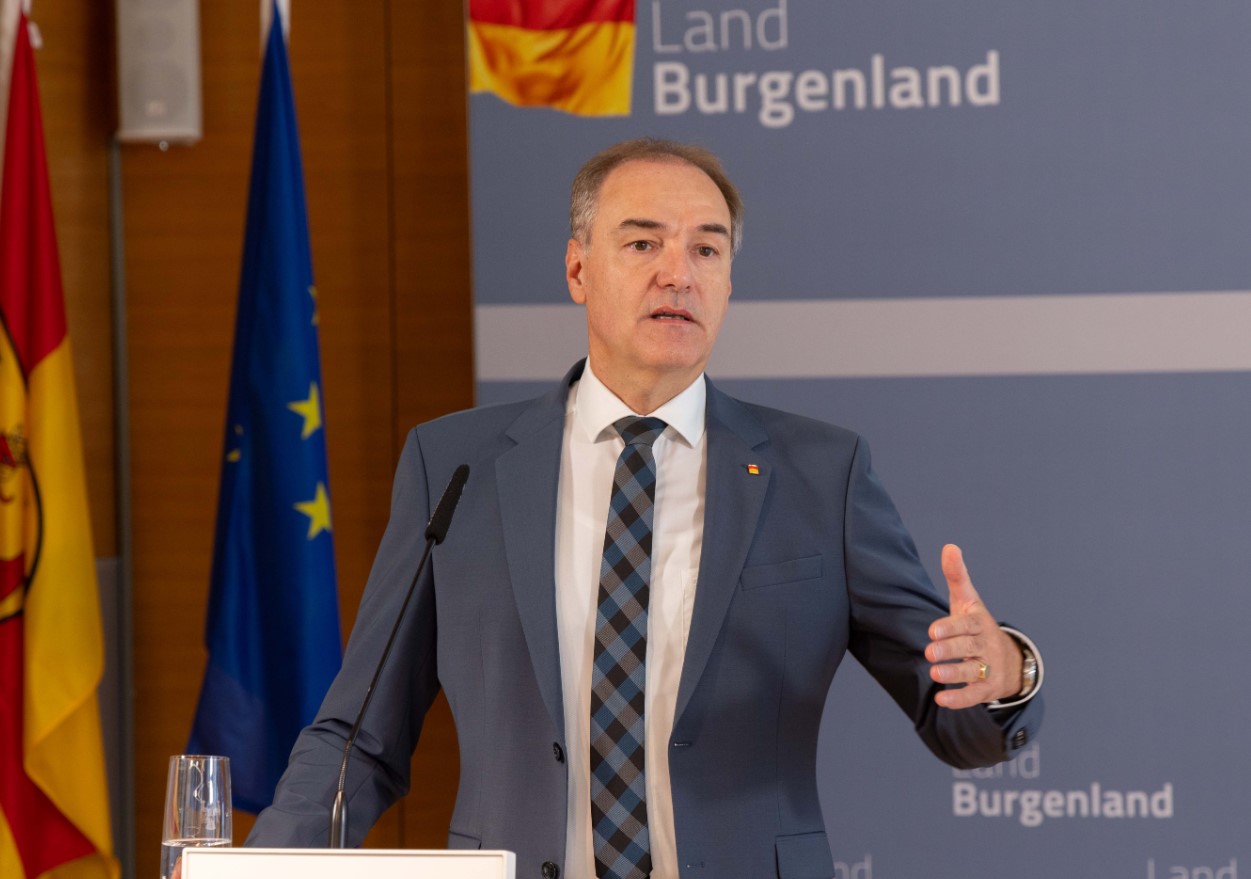 Wirtschaftslandesrat Dr. Leonhard Schneemann bei der Pressekonferenz Burgenland Innovationsfit