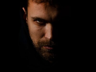 Die Macht der Worte: Böse Zitate und Sprüche über das Dunkle in uns